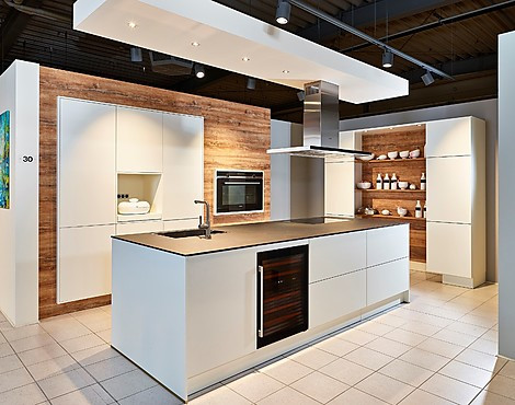Inselküche mit 2 Hochschränke, Dekton Arbeitsplatte und extra-breite Backofen - Siena in Weiße Samtmatt-Lack (Koje 30 KL)