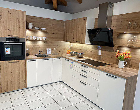 Zeitlose L-Küche in kombination mit schlichtem Holz - Nova Magnolia