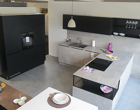 (Ausstellungsküche, Nolte Küchen) - Nolte Ausstellungsküche S70 Stone, Kunsstoff, Beton / F17 Feel, Lacklaminat, Schwarz Softmatt