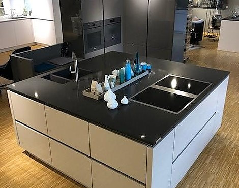 Kochen im modernem puristischem Inseldesign mit zusätzlichem L-Element und Ceasarstone Raven - AV4030 in Lavagrau / Kaschmir Hochglanz Lack