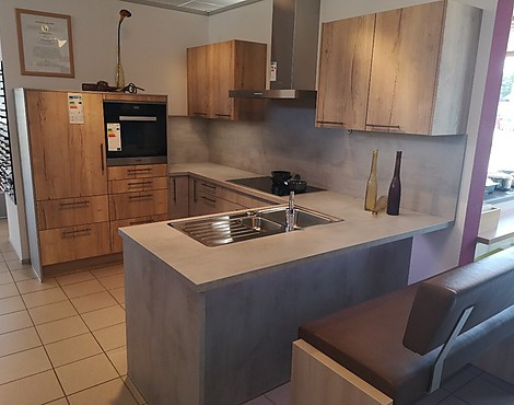 TOP KÜCHE IN HOLZ UND BETONOPTIK INCL: GERÄTE UND SPÜLE; OHNE BACKOFEN - Modell ELBA in BETON und HOLZOPTIK incl. Miele Gräte, ohne Backofen, ohne Kochfeld