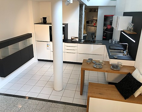 moderne Hochglanzküche, teilweise hochwertige Fenixoberfläche mit Massxivholzelementen - EDI XL 2701/ FEN XL4906 Nr. 25