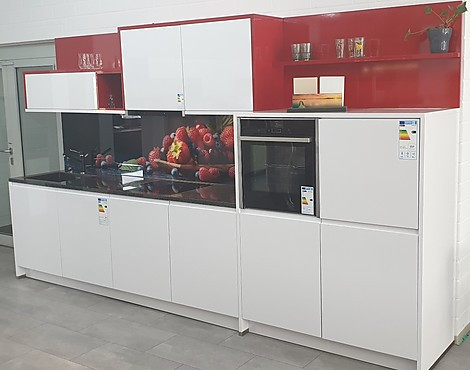 AlphaLack Ausstellungsküche mit Granit Arbeitsplatte, Glas Verkleidung, Neff Collection Elektrogeräte und Elleci und Blanco Zubehör - AlphaLack Echtlackküche