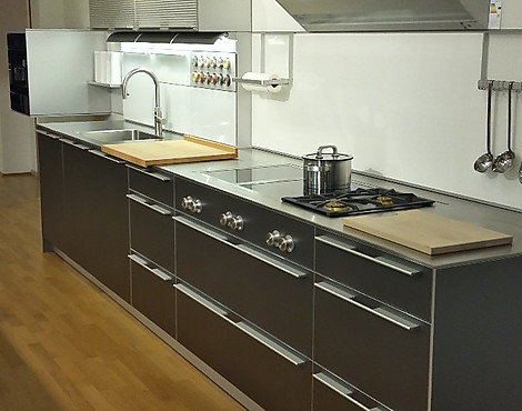 Hochwertige Küchenzeile mit Aluminium Front mit Edelstahl-Arbeitsplatte und Glasrückwänden - b3 Aluminium dunkelgrau mit Alu-Kante