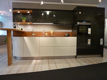 Schüller Ausstellungsküche Grifflos
