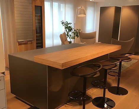 Insel mit Bartresen und kleiner Hochschrankkombinatin mit Weinklimaschrank - b3