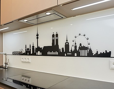 Traumküche mit der Skyline von München - Holz und Silestone