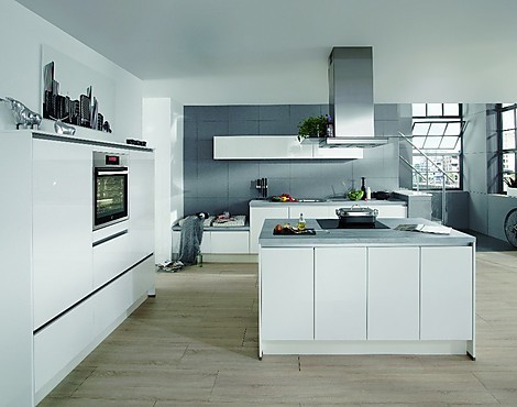 edle Traumküche in L-Form mit Raumteiler und Siemens Geräten - Focus