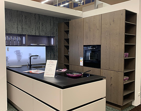 Nolte Ausstellungsküche - T30 Tavola 572 Furnier Eiche Barolo / F17 Feel 968 Lacklaminat Sahara
