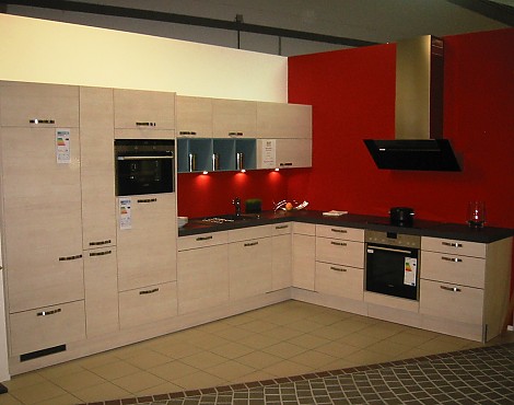 Moderne Küche mit bunten Designregalen - classicline MC Ahornfarbig weiß -