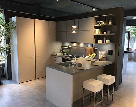 Moderne U-Küche mit Sitzbereich und begehbarem Voratsschrank - 233 CERES
