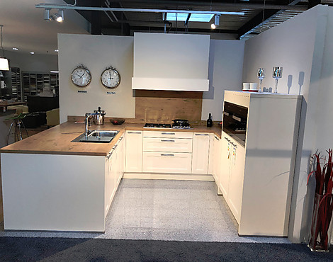 Musterküche Koje 12 aus unserer Ausstellung, moderner Landhausstil, matt lackierte Fronten - Front Modell Torino Mattlack magnolie