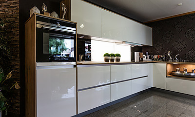 Moderne Küche - Weiß kombiniert mit Holz