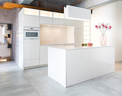 Aktion Pure White bis zum 23.02.19 _ Lieferung und Montage bis 600 Kilometer Entfernung innerhalb von Deutschland* INKLUSIVE! Angrenzende EU-Länder auf Anfrage ! Architektonisches Meisterstück - Pure White - puristisch und exklusiv - Veredelt mit Silestone, Miele, Dornbracht und KWC