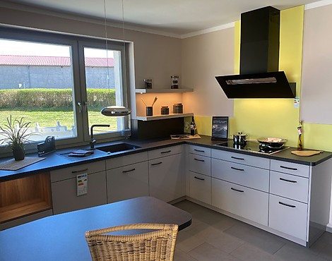 coole Insel mit pfiffiger Hochschrankseite - Lack schwarz matt mit Granitfront silberfarben