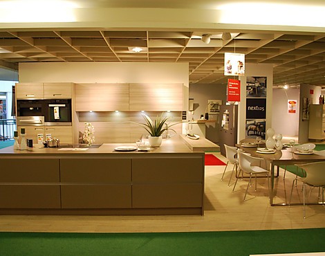 Zweifarbige Einbauküche mit Tresen und großem Esstisch, dazu MIELE-Geräte - NX120 - Frontfarbe K611 Lärche graubraun NB / NX500 - Frontfarbe K265 maronbraun