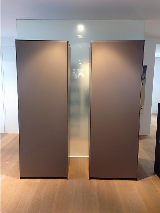bulthaup-Musterküche Geräteschrank mit Drehschiebetür