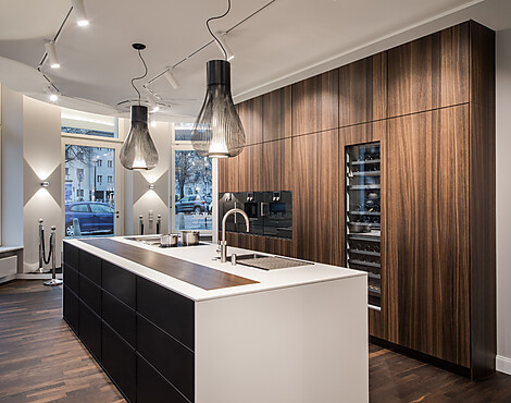 SieMatic Kücheninsel in Lotusweiß glänzend/ Schwarz mit BORA-Kochfeldabzug, Gaggenau Geschirrspüler und Quooker Armatur - S2-LG/SE3003R lotusweiß/schwarz matt