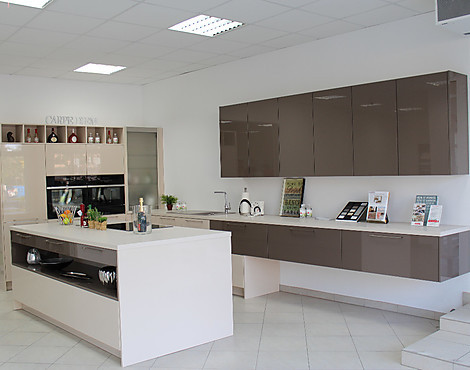 moderne Musterküche in L-Form mit Insel in den Farben Sand und Cacao - Musterküche von Rotpunkt Zerox XG in 602 Sand + 784 Cacao Hochglanz / Extragloss