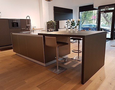 b3 Kücheninsel und Gerätezeile - Kücheninsel in Aluminium/Edelstahl mit Sitzgelenheit und wandhängender Gerätezeile