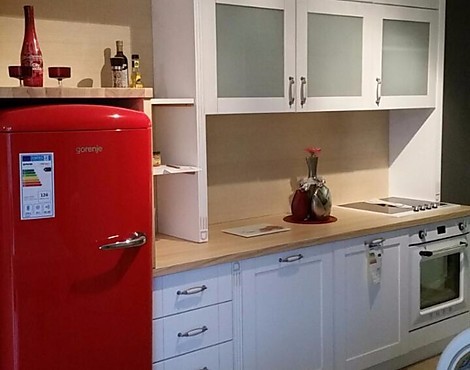 Landhausküche mit Retro Kühlschrank - Retro