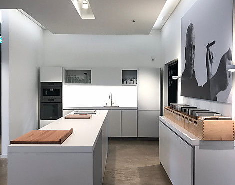 Schlichte bulthaup in alpinweiß mit BORA Induktionskochfeld, QUOOKER Armatur und Kaffeeautomat - !! LIVEBERATUNG per VIDEOCHAT!!! Reduziete Preise wegen Komplettumbau! - B1 1ML1 Pigmentlack matt Q8 alpinweiß