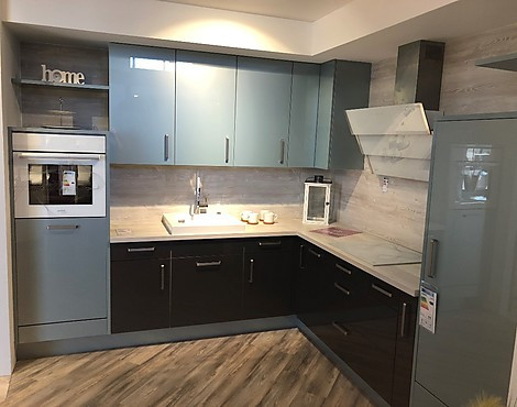 Winkel in Lack und hellem Holz - Nobilia Rio 374 Nautic Pine / Beeck Jazz B019 Acrilux Oxyd