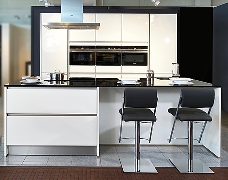 Moderne Insellösung brillantweiss hochglanz lackiert - FINO (Koje 117 KL)
