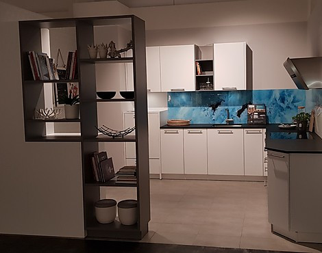 Moderne freundliche L-Küche mit Einbauregale, Kristallweiß, zeitlose Design - Siena