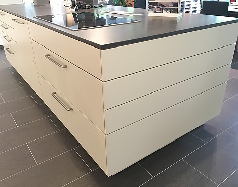 Imposante Kochinsel passend für Miele-Kochfeld mit integriertem Wrasenabzug - Mikrostruktur Sand