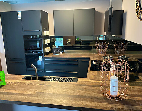 Echte Stahlküche und Massivholz Arbeitsplatte. Luxus zum Musterpreis - www.forster-home.ch