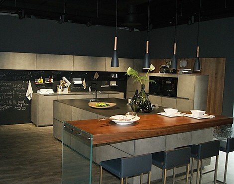 Beton Handgespachtelt, warmgewalzte Edelstahl APL - F 80