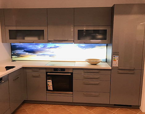 Häcker Systemat Einbauküche mit Dekton Arbeitsfläche, System Ceram Spüle - AV 2030 Perlgrau Hochglanz