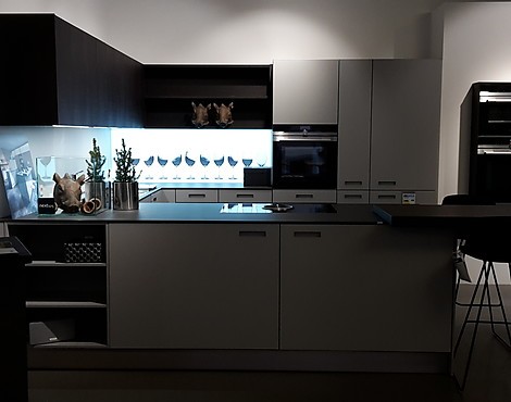 Elegante Design-Einbauküche in steingrau - NX 902 Glas matt steingrau