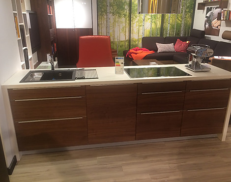 moderne Inselküche mit Hochschrank-Element und Top-Miele-Geräten! - SIGnatura - Alno - Impuls Eigenmodell Nußbaum Echtholz furniert mit magnolie matt