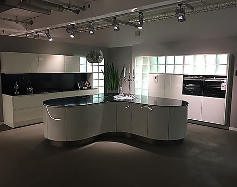 Weiße Lackküche mit abgerundeter Kochinsel und Silestonearbeitsplatte (Negro Stellar) - Weiße Lackküche mit abgerundeter Kochinsel und Silestonearbeitsplatte (Negro Stellar)
