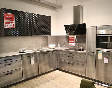 Moderne L-Küche in Metallic-Look mit AEG Geräte - Base-Ergo