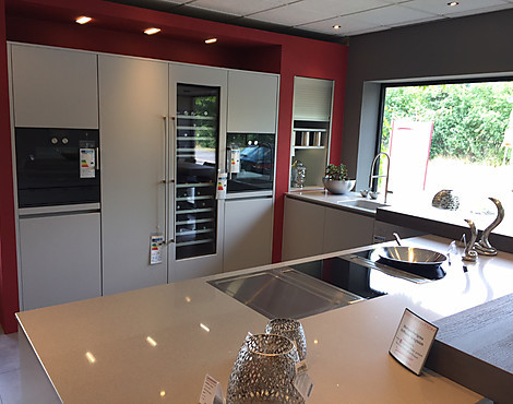 Moderne Designerküche von Eggersmann Mattlack perlgrau - Design Mattlack-Grifflosküche mit Gaggenau Geräten