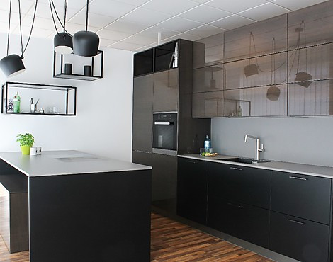 ansprechendes Design - Eiche Mokka hochglanz mit schwarzem Mattlack