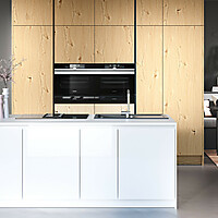 Kücheninsel in Weiß und Hochschränke mit Holzfront