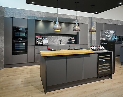 SUPER GERÄTEAUSSTATTUNG: Backofen m. Pyrolyse & großem Bräter, Kombidampfgarer (beide m. Kernthermometer), Kühlzentrum m. 0°-Zone, 2-Zonen-Weinkühler, Induktionskochfeld, Teppan/Plancha zum Braten & Grillen, Performance-Muldenlüfter, Top-Geschirrspüler... - WOHNKÜCHE ALEA LAVA GRIFFLOS. Fronten in echtem Samtmattlack. Edler geflammter Naturstein. Liebevolle Details wie Theke und Besteckeinsätze in echter Eiche, Volledelstahl-Armatur, Wärmeschublade ... Hochschränke flexibel aufstellbar, siehe Maßzeichnungen!