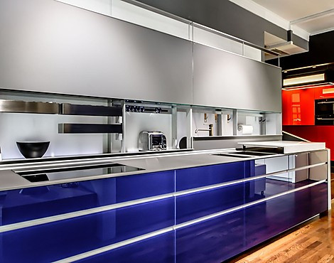 Blaue Glas Küche mit Aluminium Korpus - Artematica