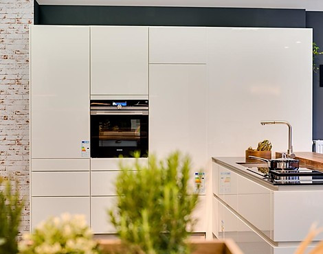 Elegante Hochglanz - Lackküche mit Halbinsel - Gala