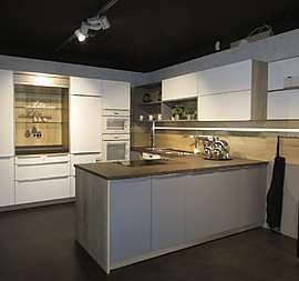moderne U-Küche mit Miele Geräten