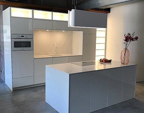 Architektonisches Meisterstück – puristisch und exklusiv! Veredelt mit Silestone, Miele, Dornbracht und KWC - Pure White