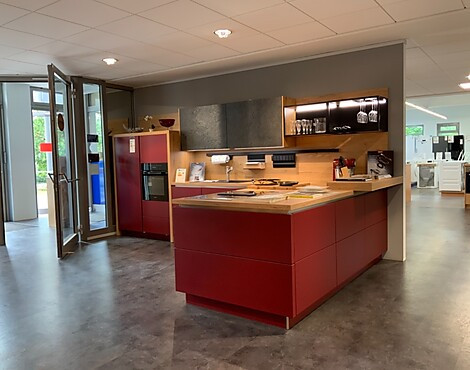 Koje 18 - Häcker Systemat OneLine AV6000 Mattlack Weinrot + AV7030 Black Star & Miele E-Geräte - Koje 18