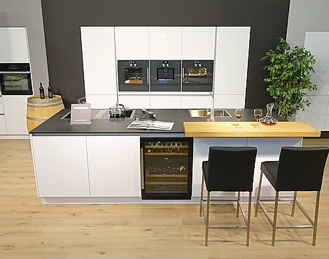 Luxus mit HighEnd-Geräten: Pyrolyse-Backofen mit aktiv beheiztem Pizzastein, Espressovollautomat mit innovativer Milchwaage, Kombidampfgarer, Wärmeschubladen, 0°-Kühlung, Volledelstahl-Armatur, Muldenlüftung mit Flächeninduktion & 2-Zonen-Weinkühler! - X2 FINO KRISTALLWEISS. Große Inselküche in griffloser Ausführung. Wunderschöner Nero Assoluto Zimbabwe mit geflammter und gebürsteter Oberfläche. Traumhafte Ausstattung mit Echtholz-Einsätzen für Besteck / Folien / Küchenmesser, Theke in massiver Eiche...