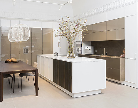 Modern elegante Küche mit Lackfronten - SE3003RLM lotusweiß matt / SE5005L muskat glänzend