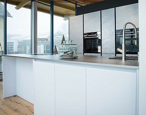 Matte Küche in weiß mit Steinfurnier - AV6000-GL polarweiß und AV7030-GL silver star