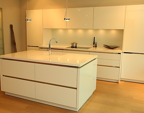 Grifflose Designküche mit weißer Steindesignarbeitsplatte - S2-L lotusweiß glänzend
